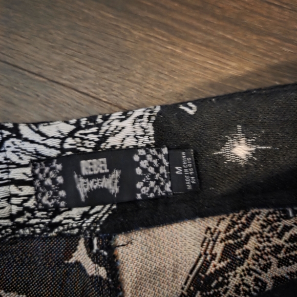 NWT Rebel Skulls w/Wings Thick Tapestry 5-Pkt Clay & Black Fringed Shorts. Goth - Picture 2 of 7